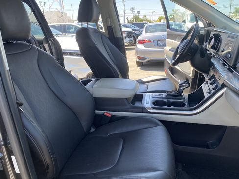 Used 2024 Kia Carnival LX FWD image 25
