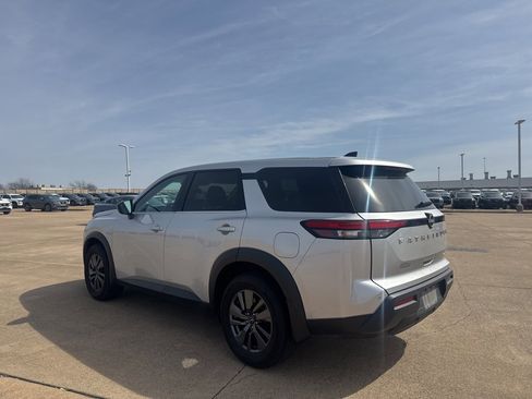 Used 2023 Nissan Pathfinder S image 11