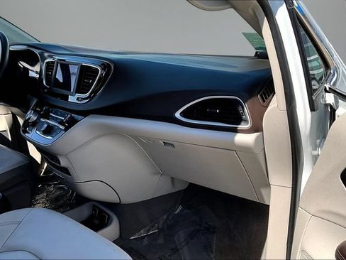 Used 2018 Chrysler Pacifica Touring-L FWD image 24