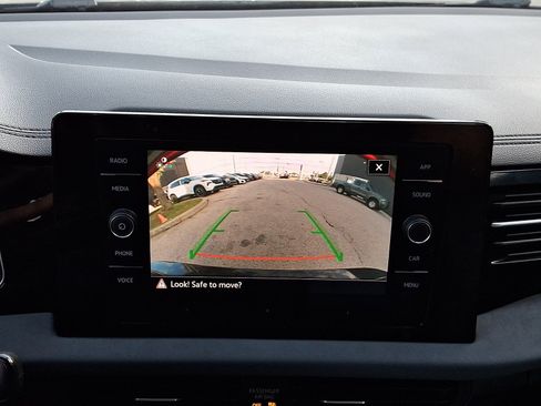 Used 2025 Volkswagen Jetta SE FWD image 17