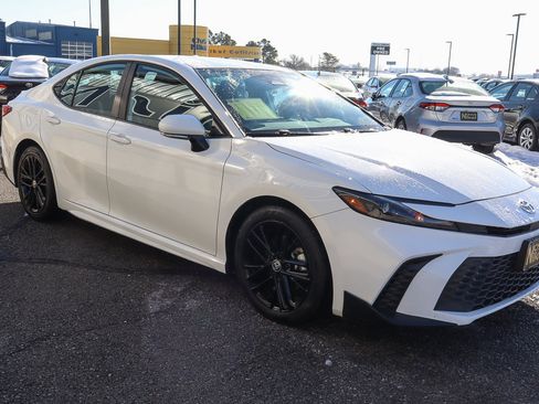 Used 2025 Toyota Camry SE image 3