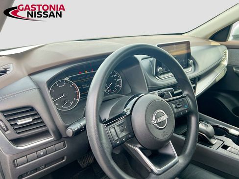 Used 2023 Nissan Rogue SV image 11