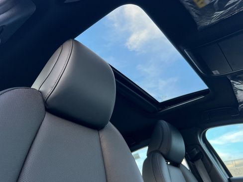 New 2025 MAZDA MAZDA3 Hatchback w/Premium Plus Pkg image 17