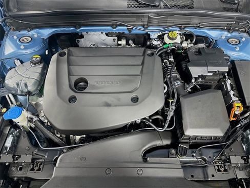 Used 2023 Volvo XC40 B4 Plus image 32