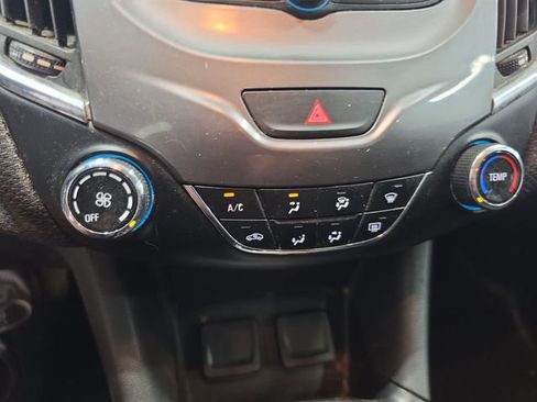 Used 2017 Chevrolet Cruze LT FWD image 9