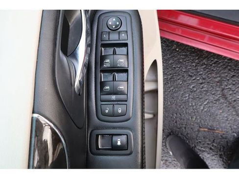 Used 2016 Chrysler Town & Country Touring-L image 13