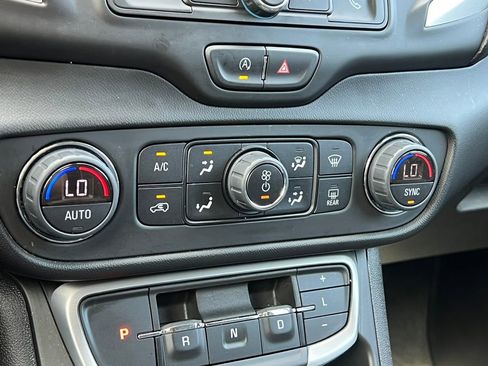 Certified 2023 GMC Terrain SLE w/ Driver Convenience Package AWD/4WD image 29