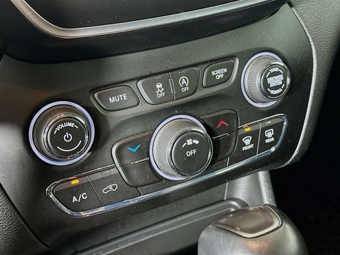 Used 2019 Jeep Cherokee Latitude Plus w/ Cold Weather Group image 23