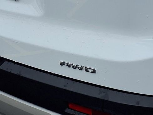 Used 2023 GMC Acadia SLT image 27