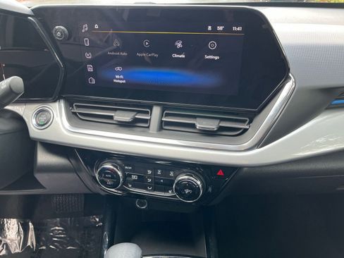 Used 2025 Chevrolet Trax LT w/ LT Convenience Package image 18