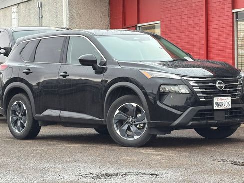 Used 2025 Nissan Rogue SV FWD image 2