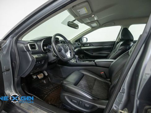 Used 2018 Nissan Maxima SR w/ Midnight Edition FWD image 11