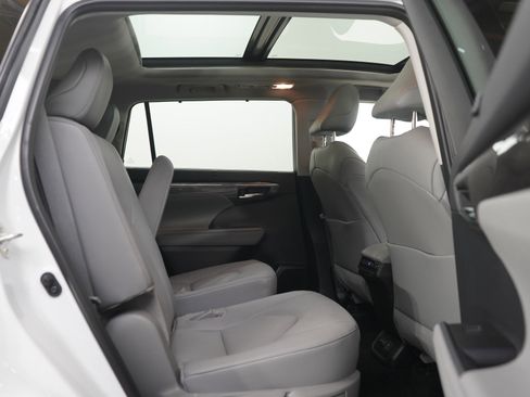Used 2024 Toyota Highlander Platinum AWD/4WD image 12