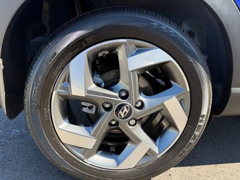 Used 2025 Hyundai Venue Limited image 7