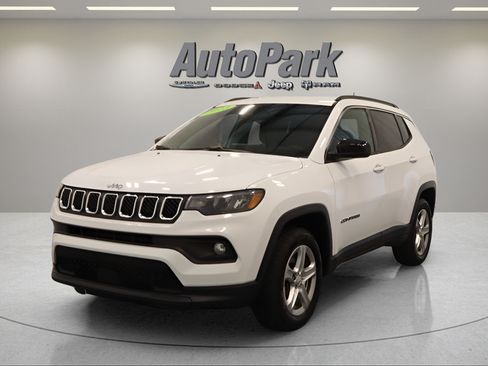 Used 2023 Jeep Compass Latitude AWD/4WD image 3