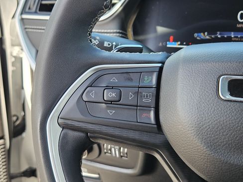 Used 2023 Jeep Grand Cherokee Altitude RWD image 18