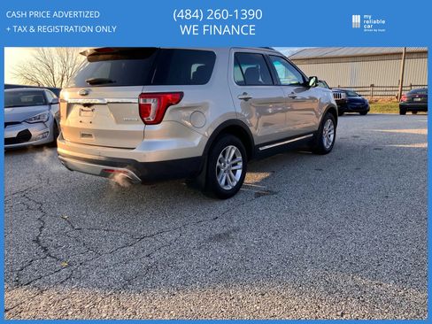 Used 2017 Ford Explorer XLT image 5