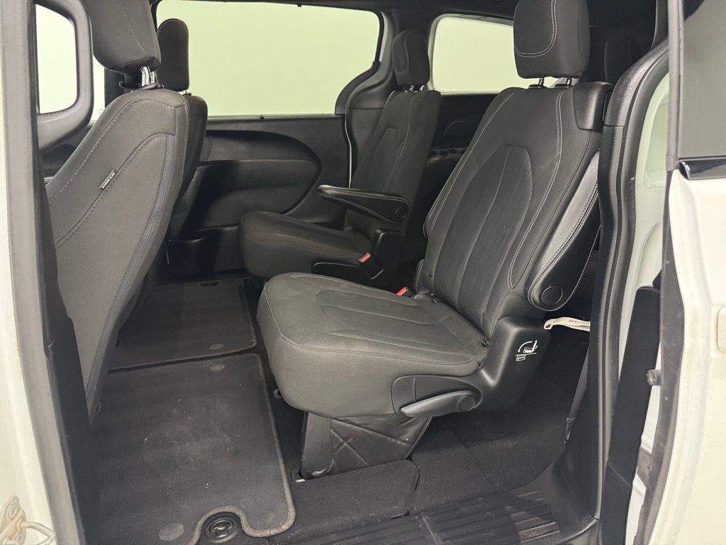 Used 2020 Chrysler Pacifica Touring w/ S Appearance Package FWD image 19