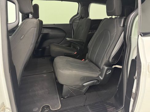 Used 2020 Chrysler Pacifica Touring w/ S Appearance Package FWD image 19