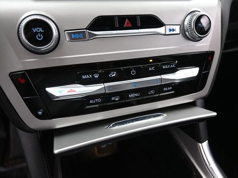 Used 2023 Ford Explorer XLT w/ Equipment Group 202A image 17