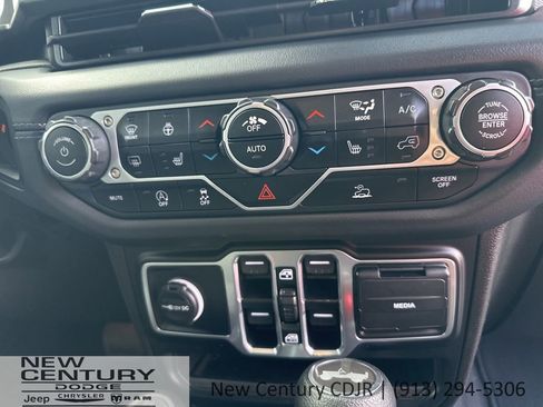 Used 2025 Jeep Wrangler Unlimited Sahara AWD/4WD image 27