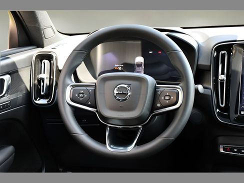 Certified 2023 Volvo C40 P8 Recharge Plus w/ Climate Package AWD/4WD image 17