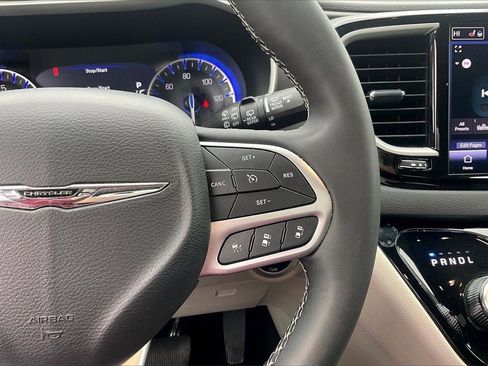 Used 2024 Chrysler Pacifica Touring-L image 18