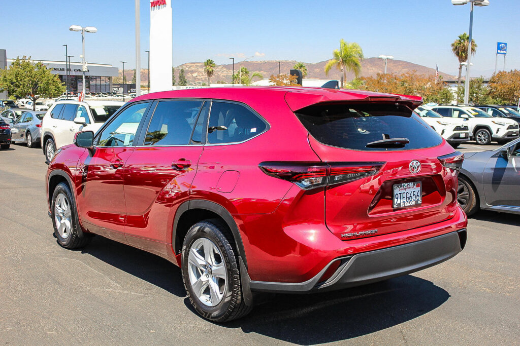 Used 2025 Toyota Highlander LE FWD image 24