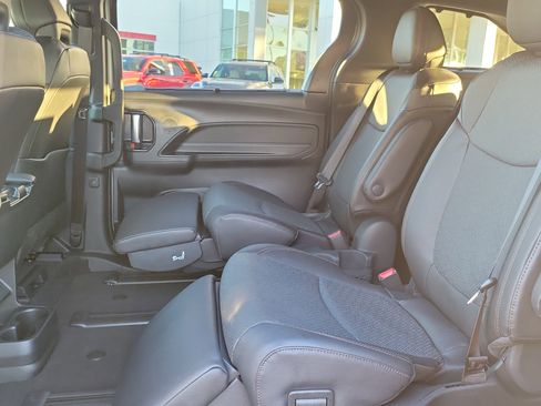 Used 2025 Toyota Sienna Limited image 8