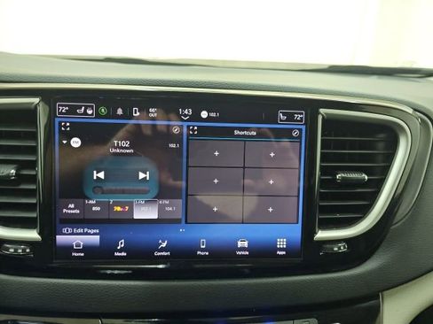 Used 2023 Chrysler Pacifica Touring-L FWD image 5