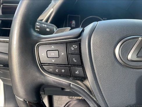 Used 2019 Lexus ES 300h w/ Accessory Package 2 image 18