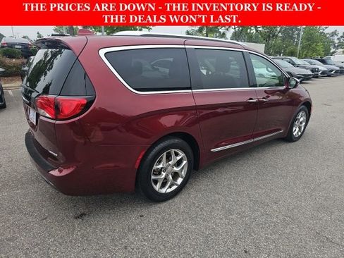 Used 2018 Chrysler Pacifica Limited w/ Advanced Safetytec Group FWD image 8