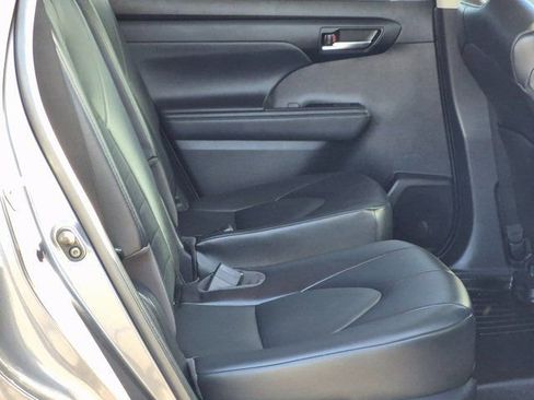 Used 2022 Toyota Highlander XLE image 22