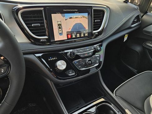 New 2026 Chrysler Pacifica Limited image 18