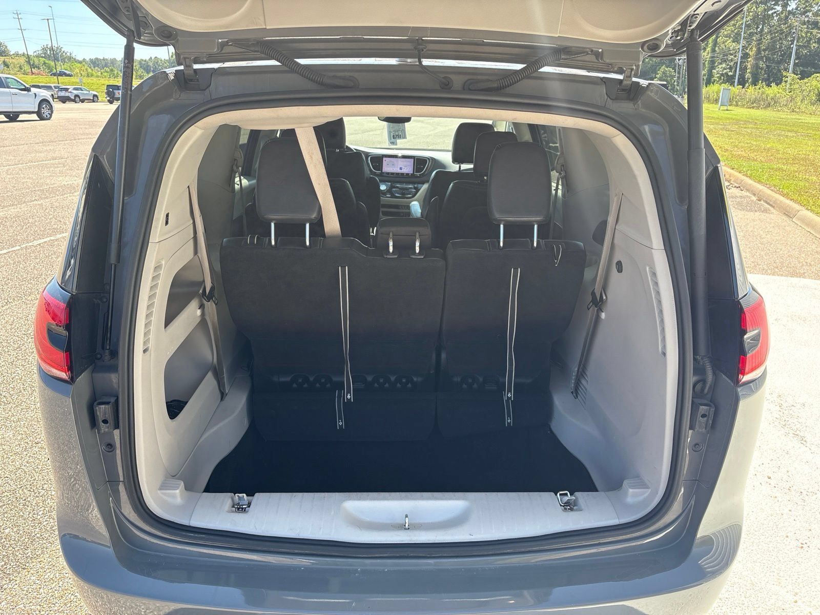 Used 2022 Chrysler Pacifica Touring-L FWD image 9