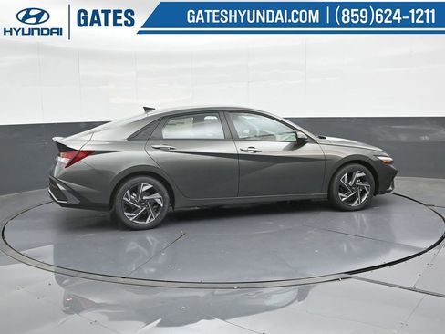 Used 2025 Hyundai Elantra Sport image 3