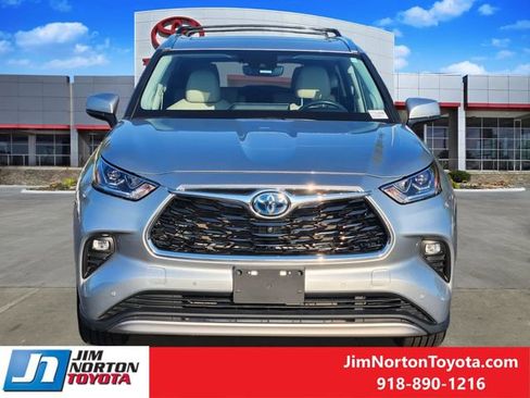 Used 2022 Toyota Highlander Platinum AWD/4WD image 2