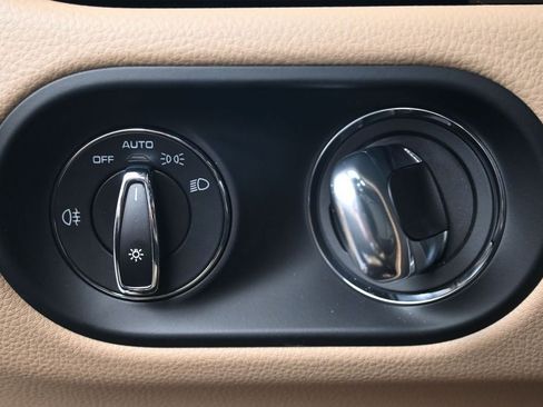Certified 2026 Porsche Macan AWD/4WD image 25