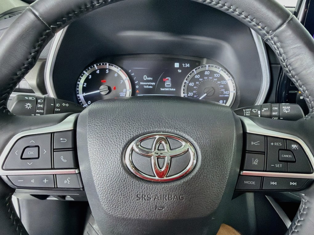 Used 2023 Toyota Highlander XLE AWD/4WD image 16