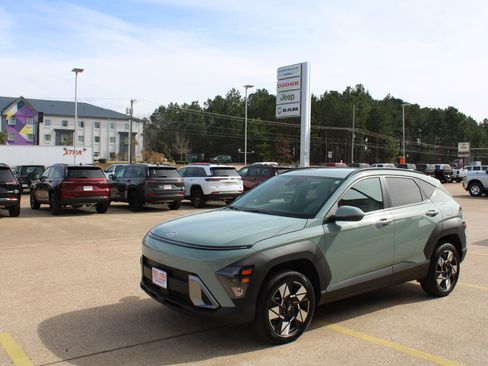 Used 2025 Hyundai Kona SEL image 1