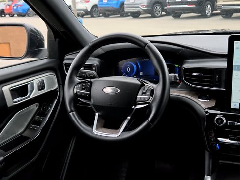 Used 2022 Ford Explorer Platinum w/ Technology Package RWD image 14