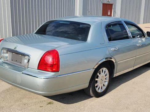 Used 2007 Lincoln Town Car Signature RWD image 9