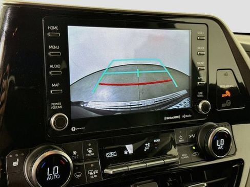 Certified 2021 Toyota Highlander XLE FWD image 16