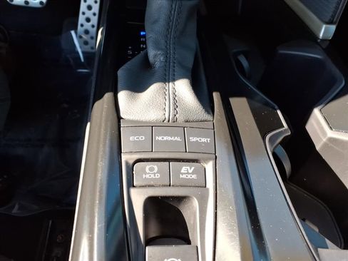 Used 2025 Toyota Camry SE w/ Multimedia Upgrade Package image 23