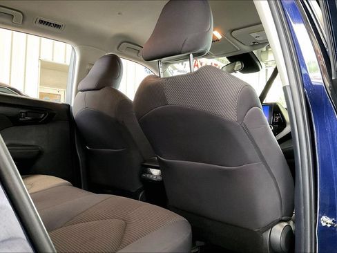 Used 2025 Toyota Highlander LE FWD image 21
