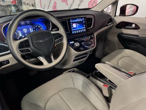 Used 2017 Chrysler Pacifica Limited FWD image 18