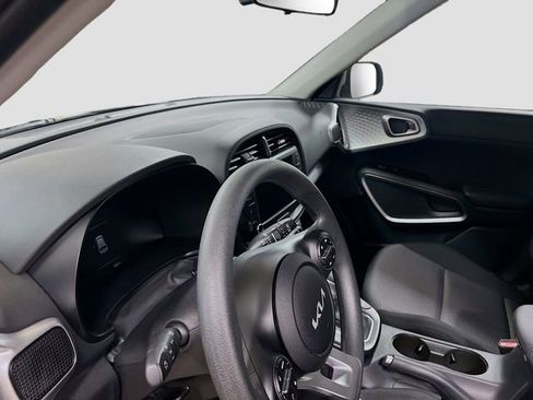 Certified 2025 Kia Soul LX image 9