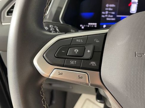 Used 2022 Volkswagen Tiguan SE AWD/4WD image 12