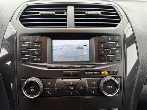 Used 2018 Ford Explorer XLT image 28