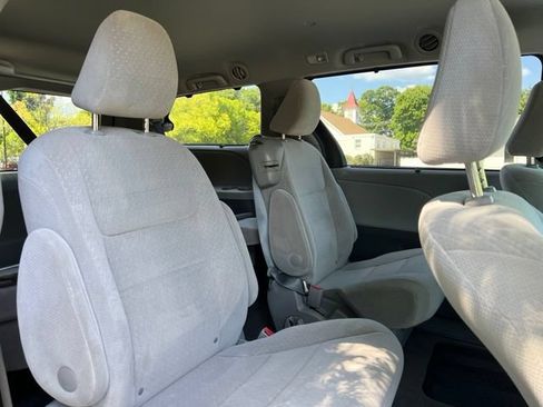 Used 2016 Toyota Sienna LE w/ Outdoor Package FWD image 17
